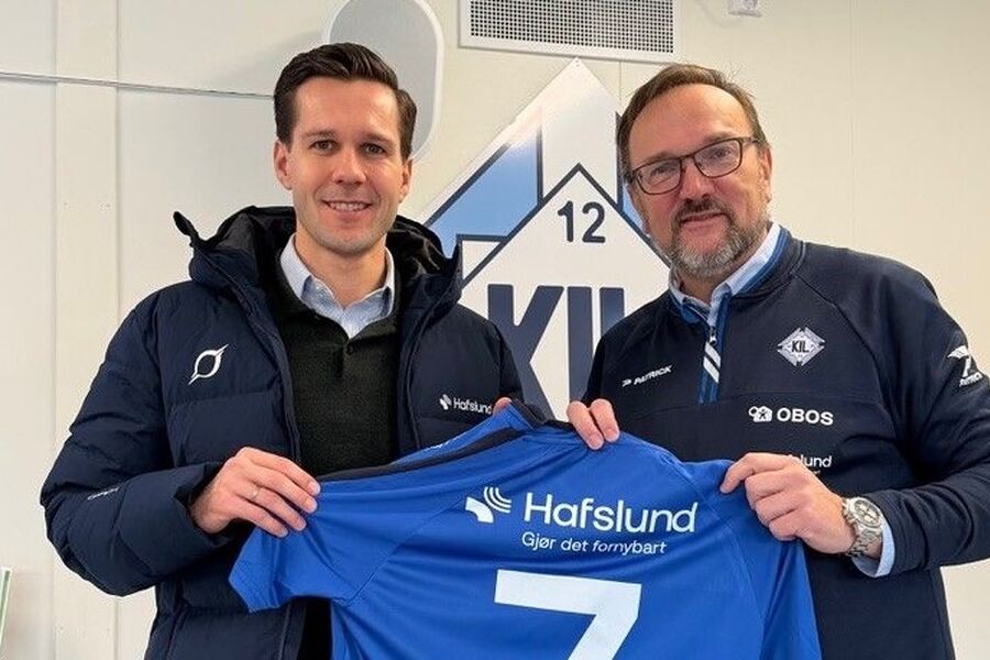 Fra venstre: administrerende direktør i Hafslund Celsio, Martin S. Lundby og styreleder i Klemetsrud idrettslag Kyrre Alvær