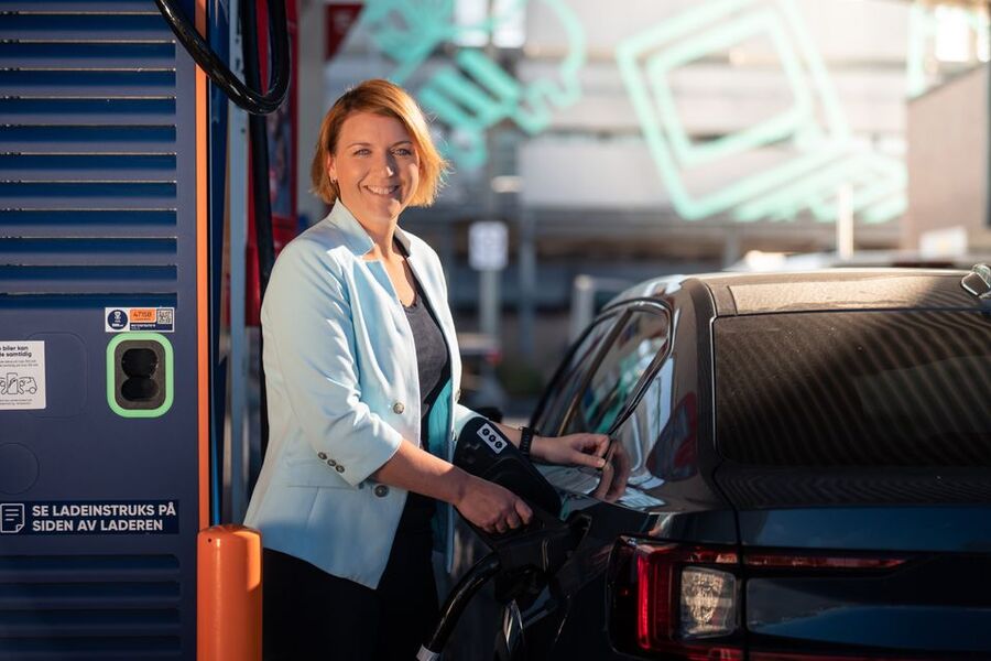 – Det er fantastisk at hurtigladedekningen har blitt så mye bedre på kort tid. Det blir enklere og enklere å være elbilist, sier generalsekretær i Elbilforeningen Christina Bu. Foto: Jamieson Pothecary, Norske elbilforening