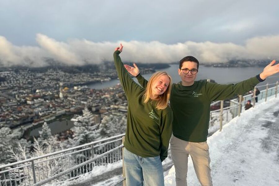 Inga Rye Løken og Romeo Roso Serrano, henholdvis nestleder og leder i Motvind Ung, ønsker ungdommer mellom 13 og 26 år velkommen som medlemmer. -Motstanden mot utbygging av vindkraft i Norge har aldri vært større. Det er viktig at vi unge også blir hørt i debatten, og gjennom Motvind Ung får vi en plass ved bordet, sier de. Foto: Motvind Norge