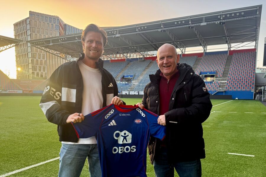 TRG-elektros fagansvarlig Ove Graneng og Vålerengas kommersiell leder Andreas Aalbu er begge fornøyde med at avtalen forlenges. Foto: Vålerenga