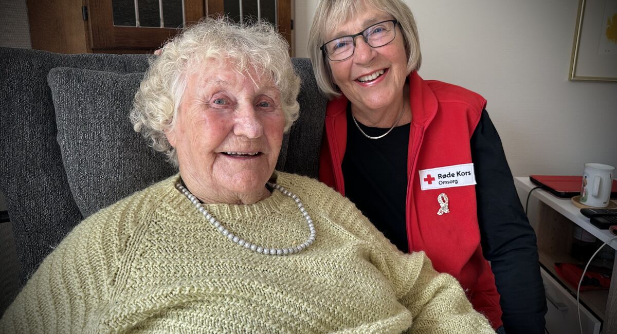 Hjemkommet fra ferietur i Albania, har Ann Kristin Lysell fra Røde Kors´ besøkstjeneste mye å snakke om med den en gang svært reisevante Erna Graver (94).
