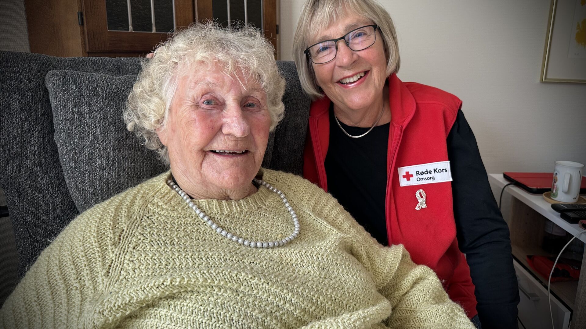 Hjemkommet fra ferietur i Albania, har Ann Kristin Lysell fra Røde Kors´ besøkstjeneste mye å snakke om med den en gang svært reisevante Erna Graver (94).