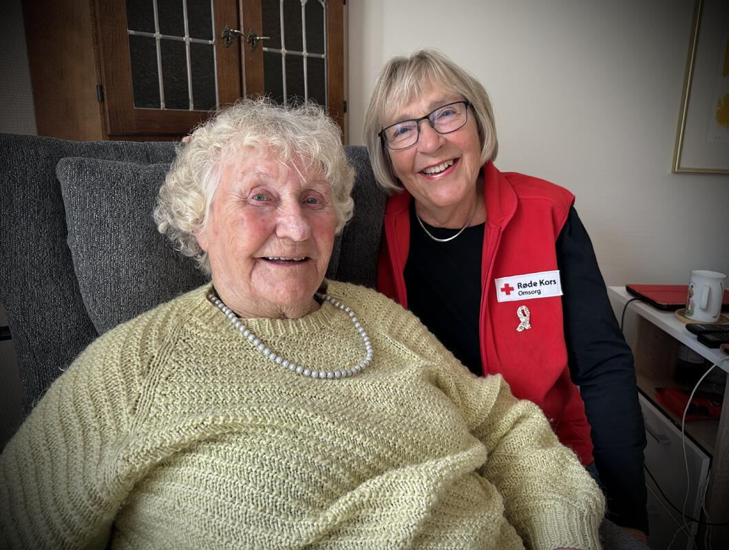 Hjemkommet fra ferietur i Albania, har Ann Kristin Lysell fra Røde Kors´ besøkstjeneste mye å snakke om med den en gang svært reisevante Erna Graver (94). Hjemkommet fra ferietur i Albania, har Ann Kristin Lysell fra Røde Kors´ besøkstjeneste mye å snakke om med den en gang svært reisevante Erna Graver (94).