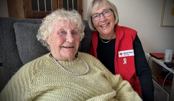 Hjemkommet fra ferietur i Albania, har Ann Kristin Lysell fra Røde Kors´ besøkstjeneste mye å snakke om med den en gang svært reisevante Erna Graver (94).