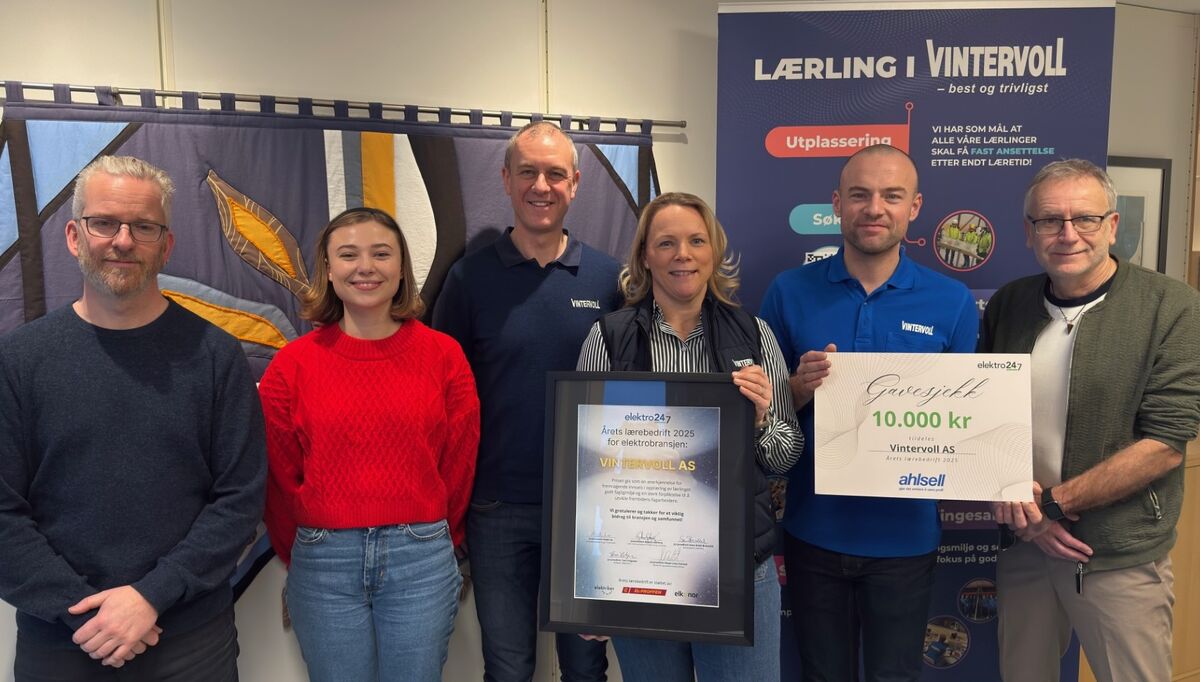 Fornøyde mottakere og givere av det synlige beviset for at Vintervoll er kåret til Årets lærebedrift 2025. Fra venstre ser vi jurymedlem Eystein Garberg, leder av Elektroarbeidernes Fagforening Trøndelag, Vintervolls elektriker og tillitsvalgt Torill Møller-Holst, daglig leder Stian Østerlie, HR–, HMS– og kvalitetsansvarlig Maja Johanne Guin og avdelingsleder på prosjekt Lars Esten Heggvik og  Elektro 24-7s jurymedlem og redaktør Tom Helgesen. Sjekken på 10 000 kroner ble gitt av Ahlsell Norge.