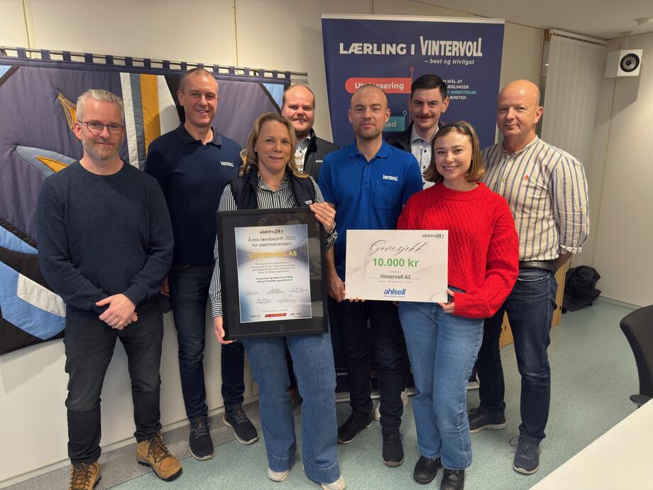 Alle de tilstedeværende under utdelingen samlet på ett brett!