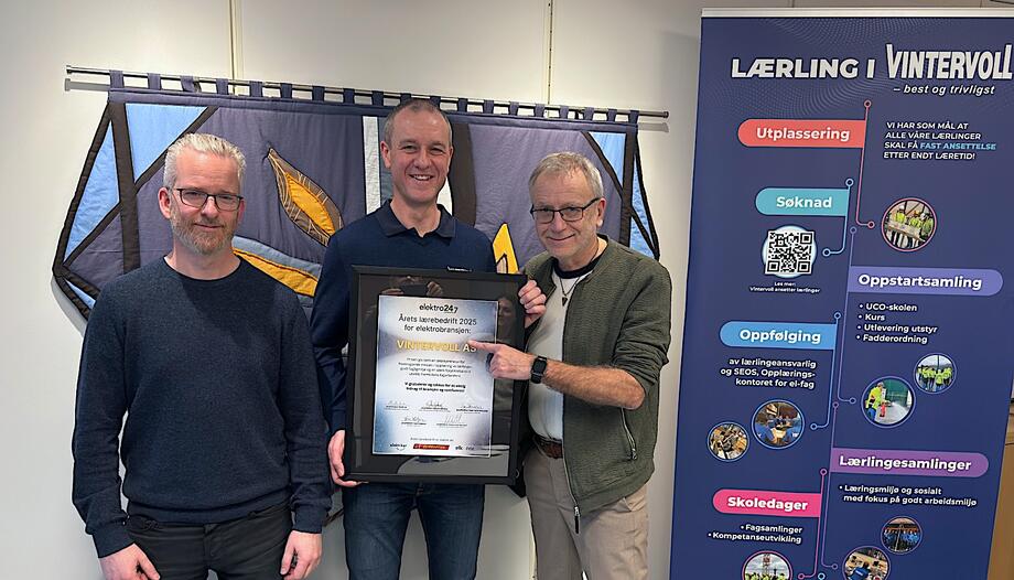 Jurymedlemmene Eystein Garberg og Tom Helgesen sammen med Vintervolls daglige leder Stian Østerli.