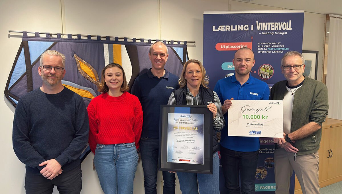 Det var en stolt daglig leder Stian Østerlie som denne uken mottok det synlige beviset på at Vintervoll AS er kåret til Årets lærebedrift 2025 i elektrobransjen. – Dette diplomet dedikerer jeg til alle våre ansatte som hver dag bidrar til å skape det gode læringsmiljøet i selskapet vårt, som vil få en sentral plass i lokalet.