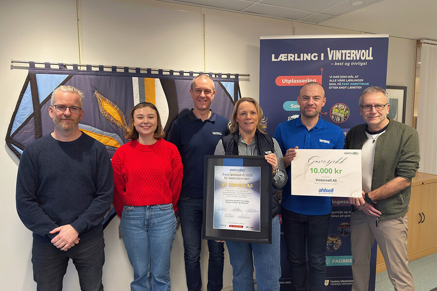 Det var en stolt daglig leder Stian Østerlie som denne uken mottok det synlige beviset på at Vintervoll AS er kåret til Årets lærebedrift 2025 i elektrobransjen. – Dette diplomet dedikerer jeg til alle våre ansatte som hver dag bidrar til å skape det gode læringsmiljøet i selskapet vårt, som vil få en sentral plass i lokalet.