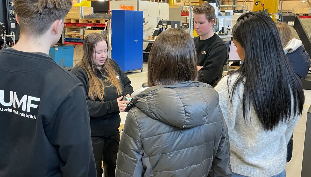 Marina er en av lærlingene ved ved Uvdal Maskinfabrikk. Hun gav jentene et innblikk i teknologiens verden. Foto: NHO Viken Oslo.