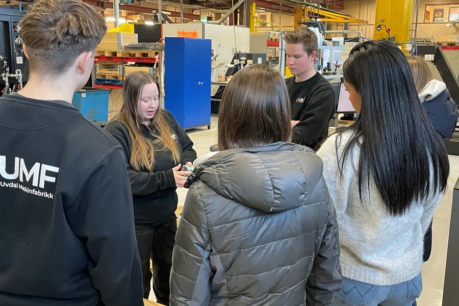 Marina er en av lærlingene ved ved Uvdal Maskinfabrikk. Hun gav jentene et innblikk i teknologiens verden. Foto: NHO Viken Oslo.