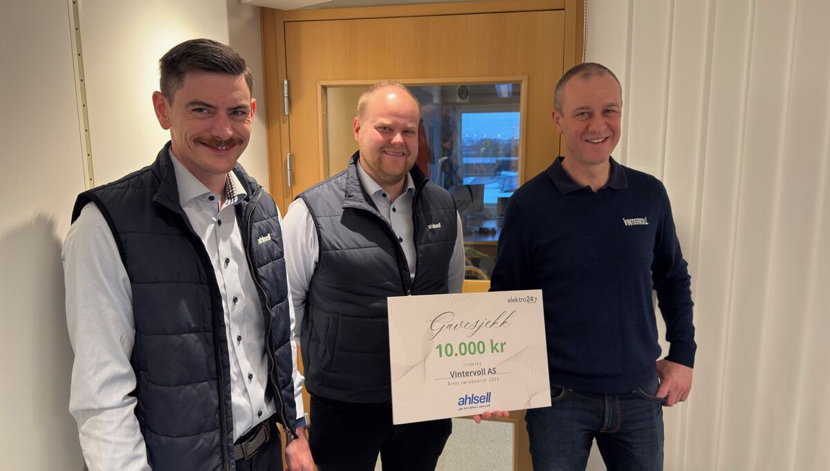 Ahlsell passet på anledningen da Elektro 24-7 besøkte Vintervoll denne uken for å overlevere diplomet og gode ord for hvordan de prioriterer og tilrettelegger for lærlingene for å skape gode fagarbeidere til egenrekruttering, men også for bransjen for øvrig. – Neste år etablerer vi Lærlingskolen også i Trondheim, sier grossistens salgsansvarlige for elektro i Trøndelag Michael J. Fjeldseth og Ola Rustli Solhaug. Her sammen med Vintervolls daglige leder Stian Østerlie. Foto: Stig Grindahl.
