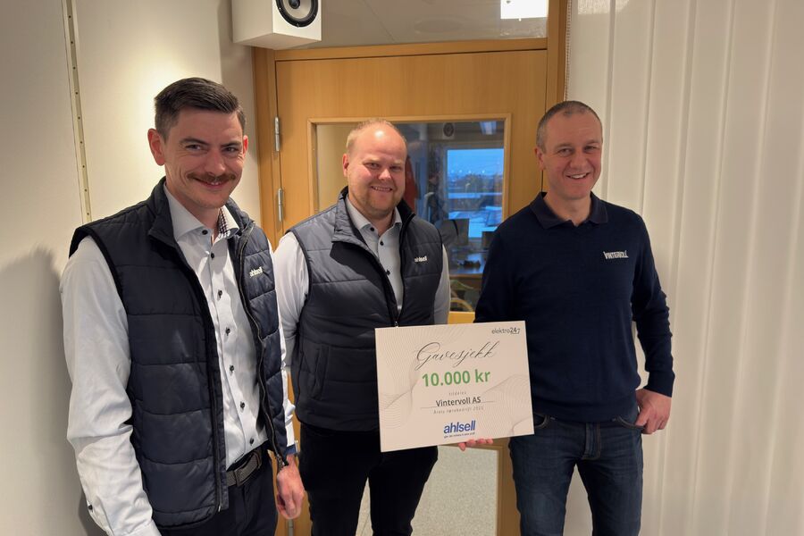 Ahlsell passet på anledningen da Elektro 24-7 besøkte Vintervoll denne uken for å overlevere diplomet og gode ord for hvordan de prioriterer og tilrettelegger for lærlingene for å skape gode fagarbeidere til egenrekruttering, men også for bransjen for øvrig. – Neste år etablerer vi Lærlingskolen også i Trondheim, sier grossistens salgsansvarlige for elektro i Trøndelag Michael J. Fjeldseth og Ola Rustli Solhaug. Her sammen med Vintervolls daglige leder Stian Østerlie. Foto: Stig Grindahl.