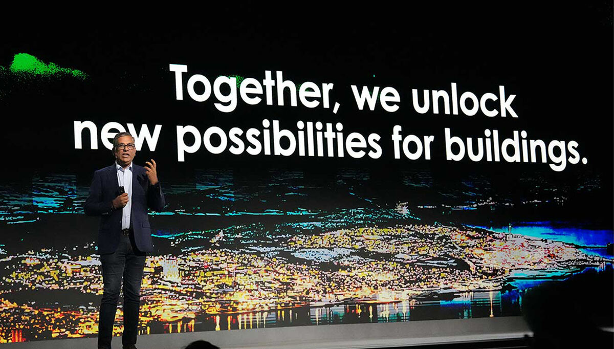 – Plattformen fungerer som en intelligent driftsassistent som aldri sover, sier Manish Kumar, konserndirektør i Digital Energy hos Schneider Electric. Foto: Stefania Nilsen, Schneider Electric. – Plattformen fungerer som en intelligent driftsassistent som aldri sover, sier Manish Kumar, konserndirektør i Digital Energy hos Schneider Electric. Foto: Stefania Nilsen, Schneider Electric.