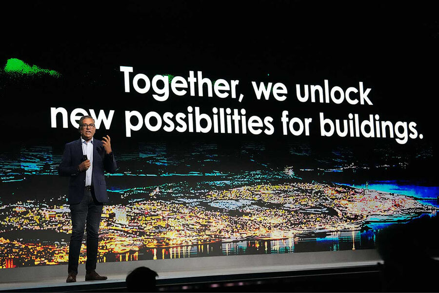 – Plattformen fungerer som en intelligent driftsassistent som aldri sover, sier Manish Kumar, konserndirektør i Digital Energy hos Schneider Electric. Foto: Stefania Nilsen, Schneider Electric.