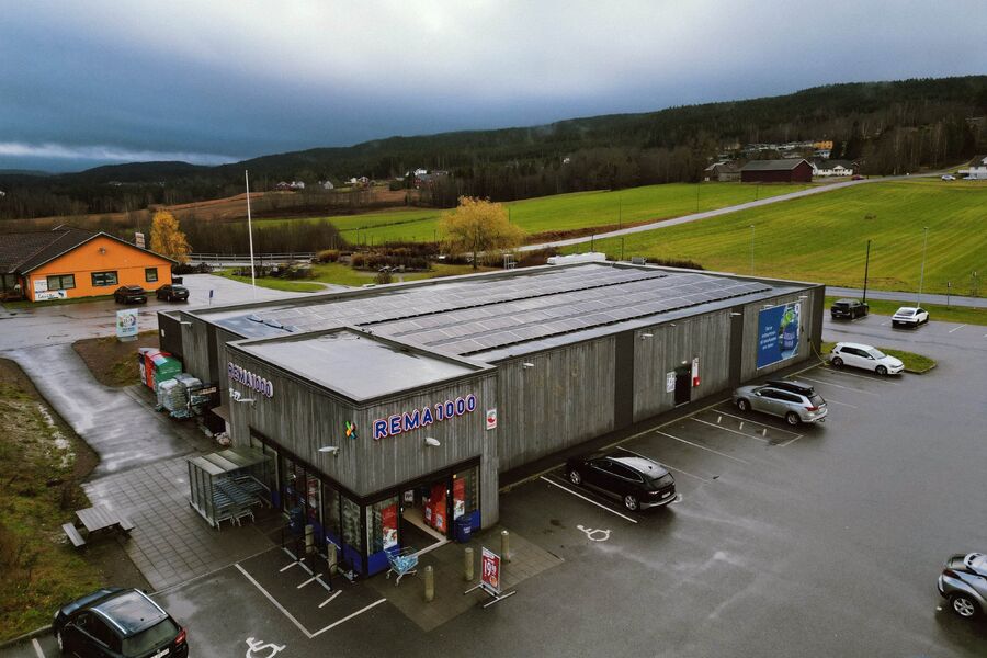 REMA 1000 Siljan var først ut til å få sol på taket. Foto: Sunday Power