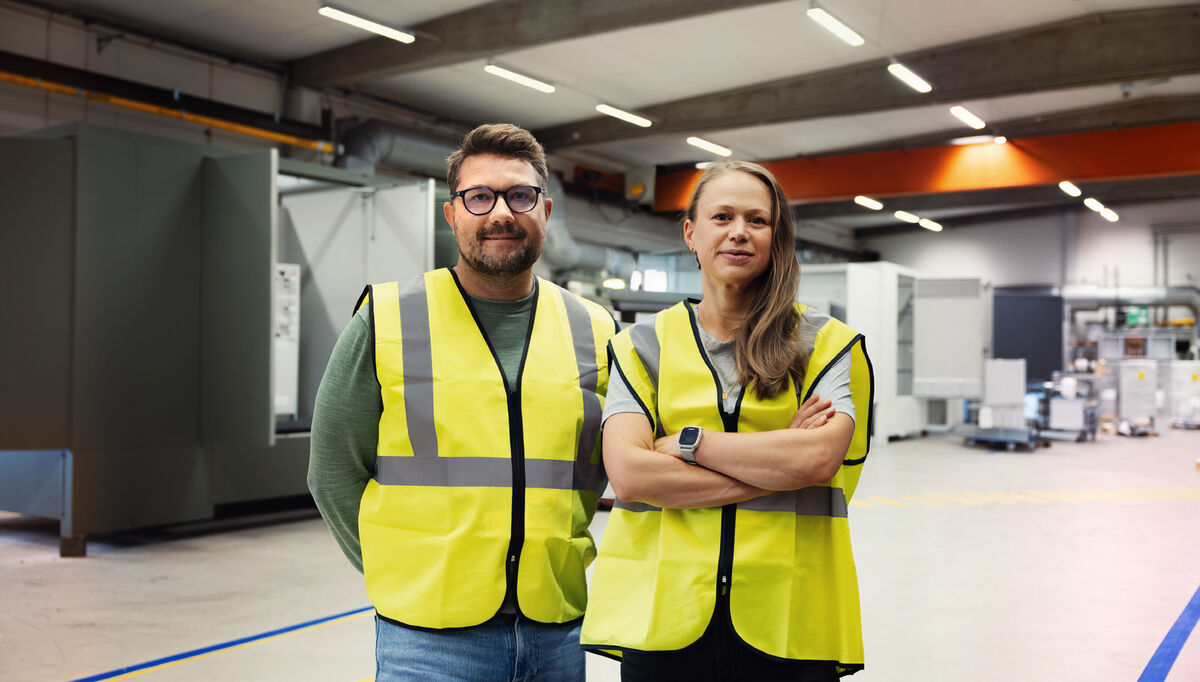 Michael Fohlin och Lina Emanuelson i Holtabs fabrik i Tingsryd.