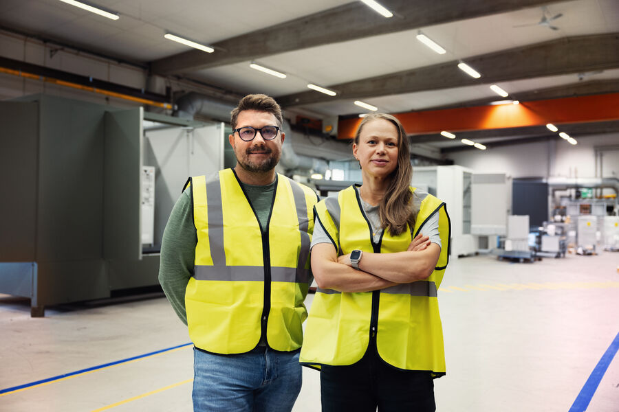 Michael Fohlin och Lina Emanuelson i Holtabs fabrik i Tingsryd.