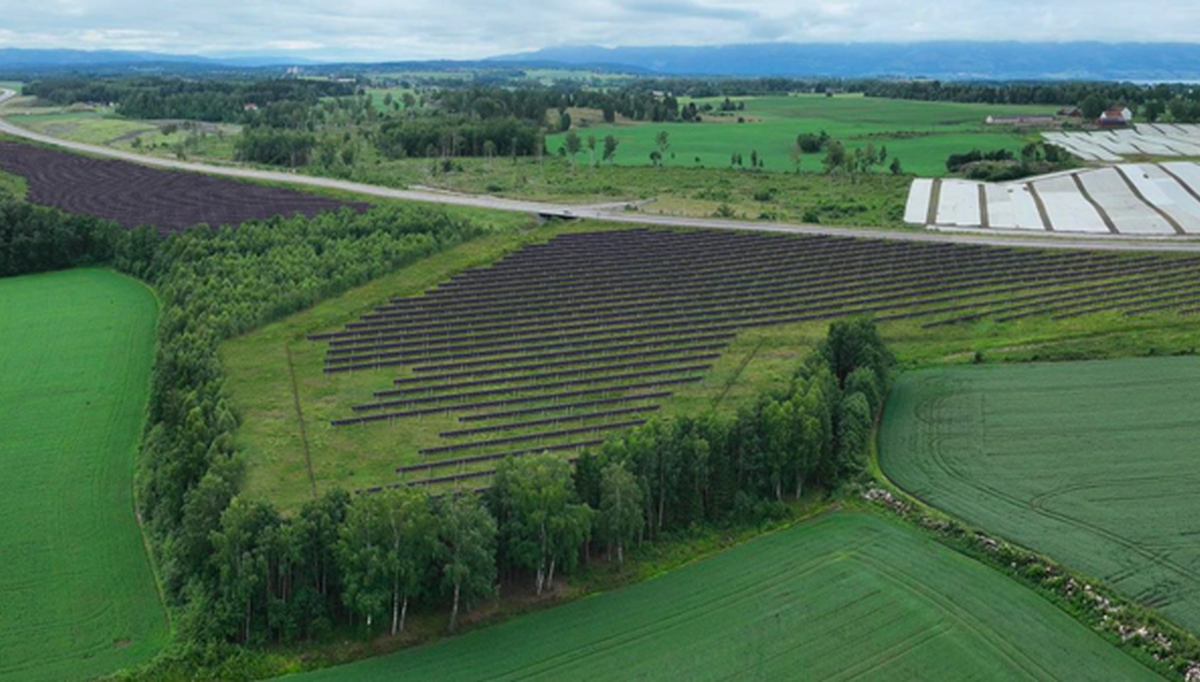 Norges vassdrags og energidirektorat (NVE) gir Solgrid AS tillatelse til å bygge Nordvi solkraftverk. Anlegget skal bygges langs E6 i Stange kommune. Illustrasjon av Nordvi solkraftverk: Solgrid AS Norges vassdrags og energidirektorat (NVE) gir Solgrid AS tillatelse til å bygge Nordvi solkraftverk. Anlegget skal bygges langs E6 i Stange kommune. Illustrasjon av Nordvi solkraftverk: Solgrid AS