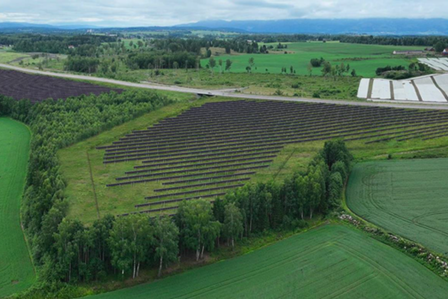Norges vassdrags og energidirektorat (NVE) gir Solgrid AS tillatelse til å bygge Nordvi solkraftverk. Anlegget skal bygges langs E6 i Stange kommune. Illustrasjon av Nordvi solkraftverk: Solgrid AS