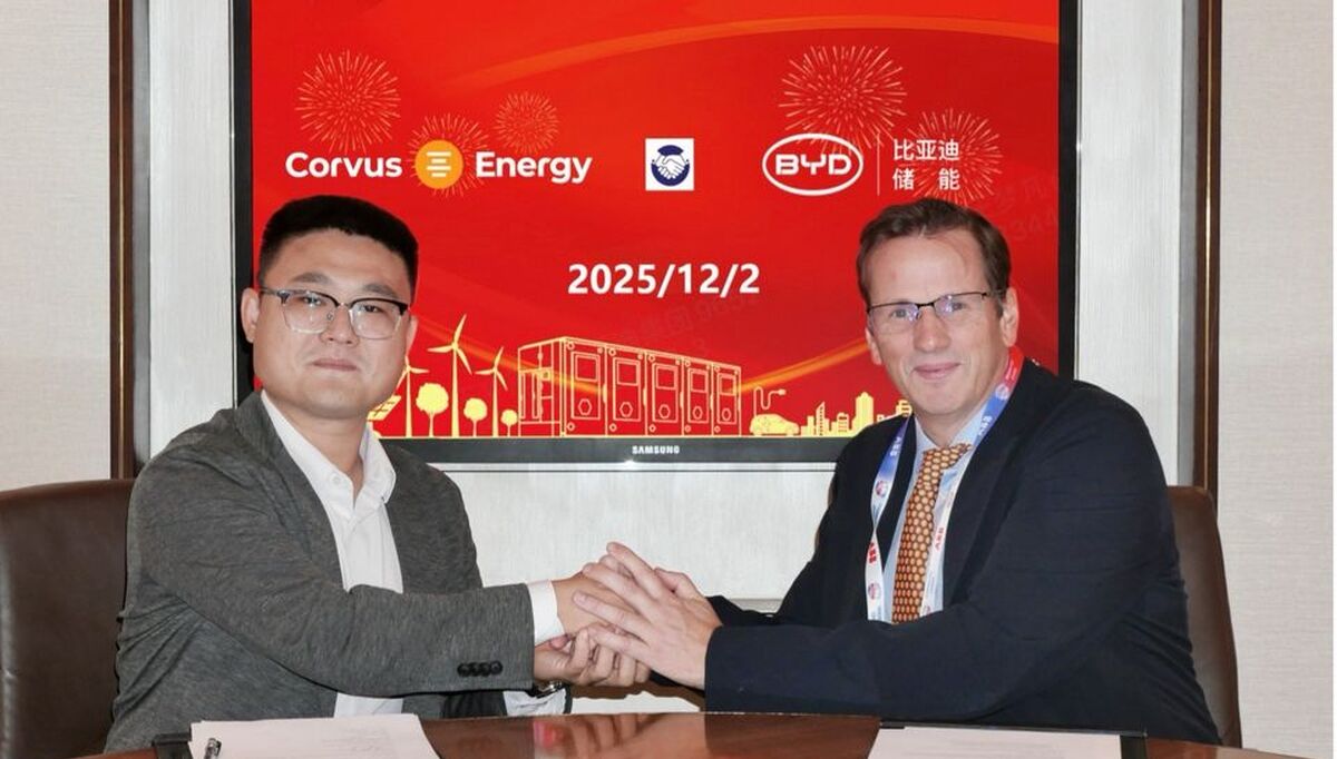 Bilde fra signeringsseremonien som fant sted under Marintec i Shanghai forrige uke. Intensjonsavtalen ble signert av Tom Wang, Sales Director BYD Energy Storage til venstre og Ole Jacob Irgens, Regional Director EMEA and Asia, Corvus Energy til høyre. Foto: BYD Energy Storage Bilde fra signeringsseremonien som fant sted under Marintec i Shanghai forrige uke. Intensjonsavtalen ble signert av Tom Wang, Sales Director BYD Energy Storage til venstre og Ole Jacob Irgens, Regional Director EMEA and Asia, Corvus Energy til høyre. Foto: BYD Energy Storage