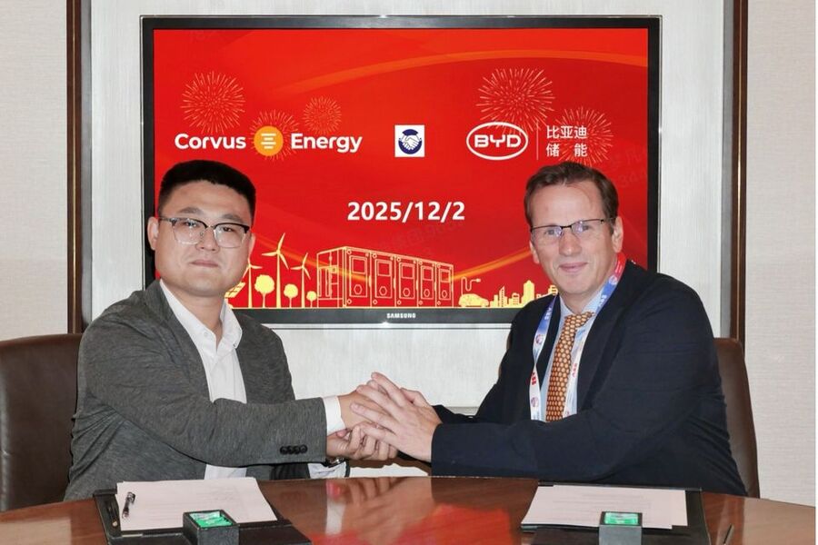 Bilde fra signeringsseremonien som fant sted under Marintec i Shanghai forrige uke. Intensjonsavtalen ble signert av Tom Wang, Sales Director BYD Energy Storage til venstre og Ole Jacob Irgens, Regional Director EMEA and Asia, Corvus Energy til høyre. Foto: BYD Energy Storage