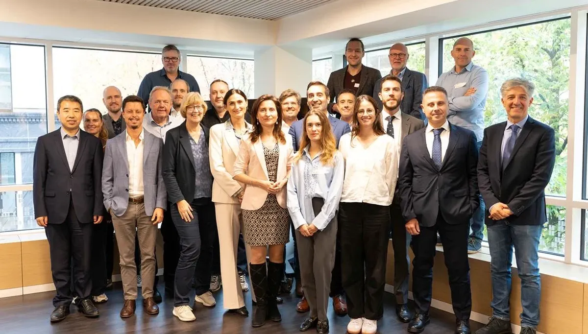 Partnerne i Flex4Fact samlet under avslutningsarrangementet på SINTEFs kontor i Brussel, 23. oktober 2025. De 23 partnerne fra fem europeiske land har i fire år utviklet og testet løsninger for smartere energibruk i industrien. Foto: SINTEF