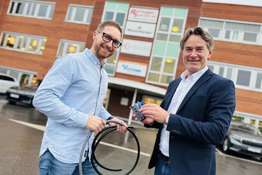 Jan-Tore Andresen, produktsjef elektro (t.v.) og Tobias Lund, salgssjef elektro gleder seg over den gode utviklingen de opplever i elektromarkedet. 