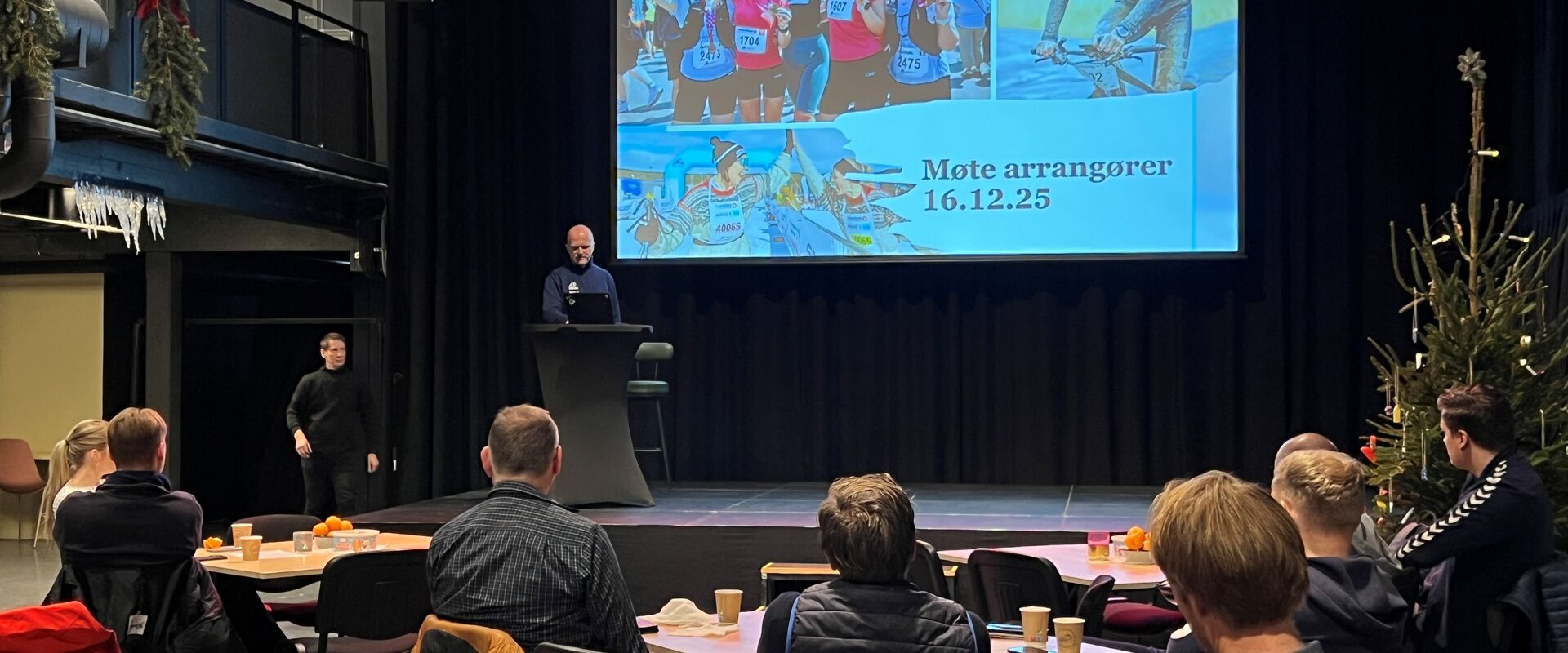 Jostein Buraas fra Birken orienterer fra scenen