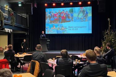 Jostein Buraas fra Birken orienterer fra scenen