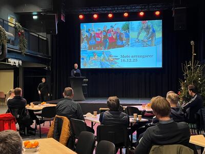 Jostein Buraas fra Birken orienterer fra scenen