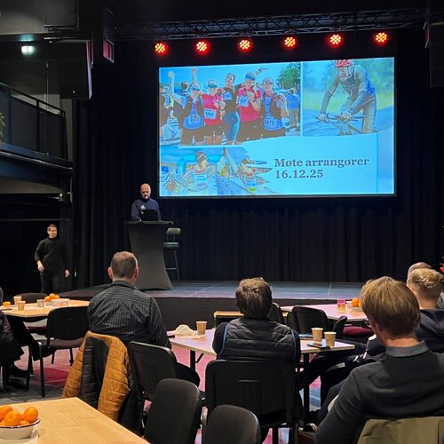 Jostein Buraas fra Birken orienterer fra scenen