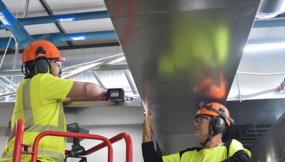 Gjennom å bruke kabelrenner montert som «brett» under kabelstigene skjules deler av installasjonen i den åpne himlingen. Foto: Wibe