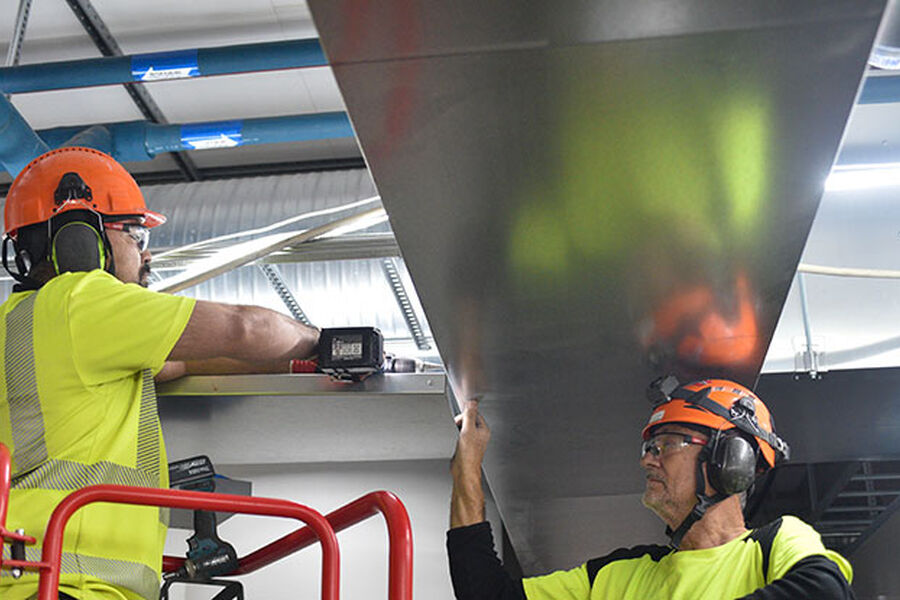 Gjennom å bruke kabelrenner montert som «brett» under kabelstigene skjules deler av installasjonen i den åpne himlingen. Foto: Wibe