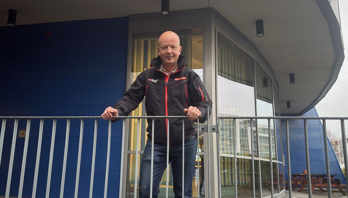 Ronny Rønnes er autorisert el-installatør hos Elektrikerservice AS, som ble stiftet i 1987 og har 12 ansatte. – Vi har stolthet for faget og er opptatt av at ting skal gjøres etter boka. Det handler både om bransjens renommé, rettferdig konkurranse og trygghet for kundene. Dessverre har ikke alle det samme fokuset, sier han.