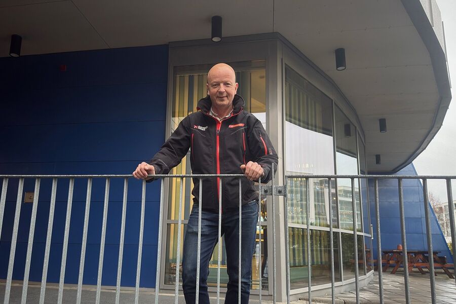 Ronny Rønnes er autorisert el-installatør hos Elektrikerservice AS, som ble stiftet i 1987 og har 12 ansatte. – Vi har stolthet for faget og er opptatt av at ting skal gjøres etter boka. Det handler både om bransjens renommé, rettferdig konkurranse og trygghet for kundene. Dessverre har ikke alle det samme fokuset, sier han.