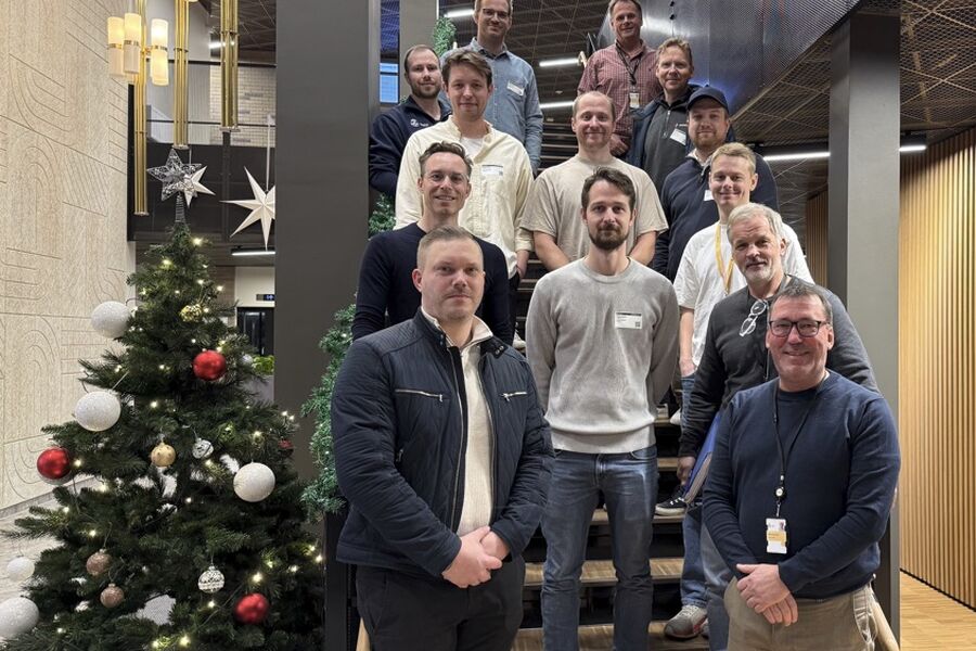 Øverst fra venstre ser vi på rad en: Marius Storås, Tom Arli. Rad to: Kenneth Samuelsen, Pål Pettersen. Rad tre: Patrick Rennemo, Trygve Thurmann-Moe, Anders Havenstrøm. Rad fire: Joachim Baustad, Magnus Stenberg, Svein Axelsen. Rad fem: Tommy Jakobsen. Rad seks: Daniel Strand og Øivind Hoelstad. Foto: Installatøren