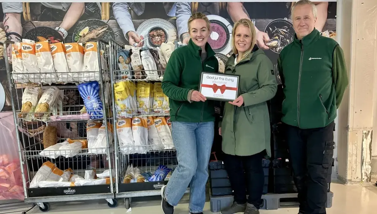 Marit Meland, Avdelingsleder i BKK og Vivie Bjørnstad og Bjarte Johannessen fra Matsentralen Vestland. Foto: Eviny