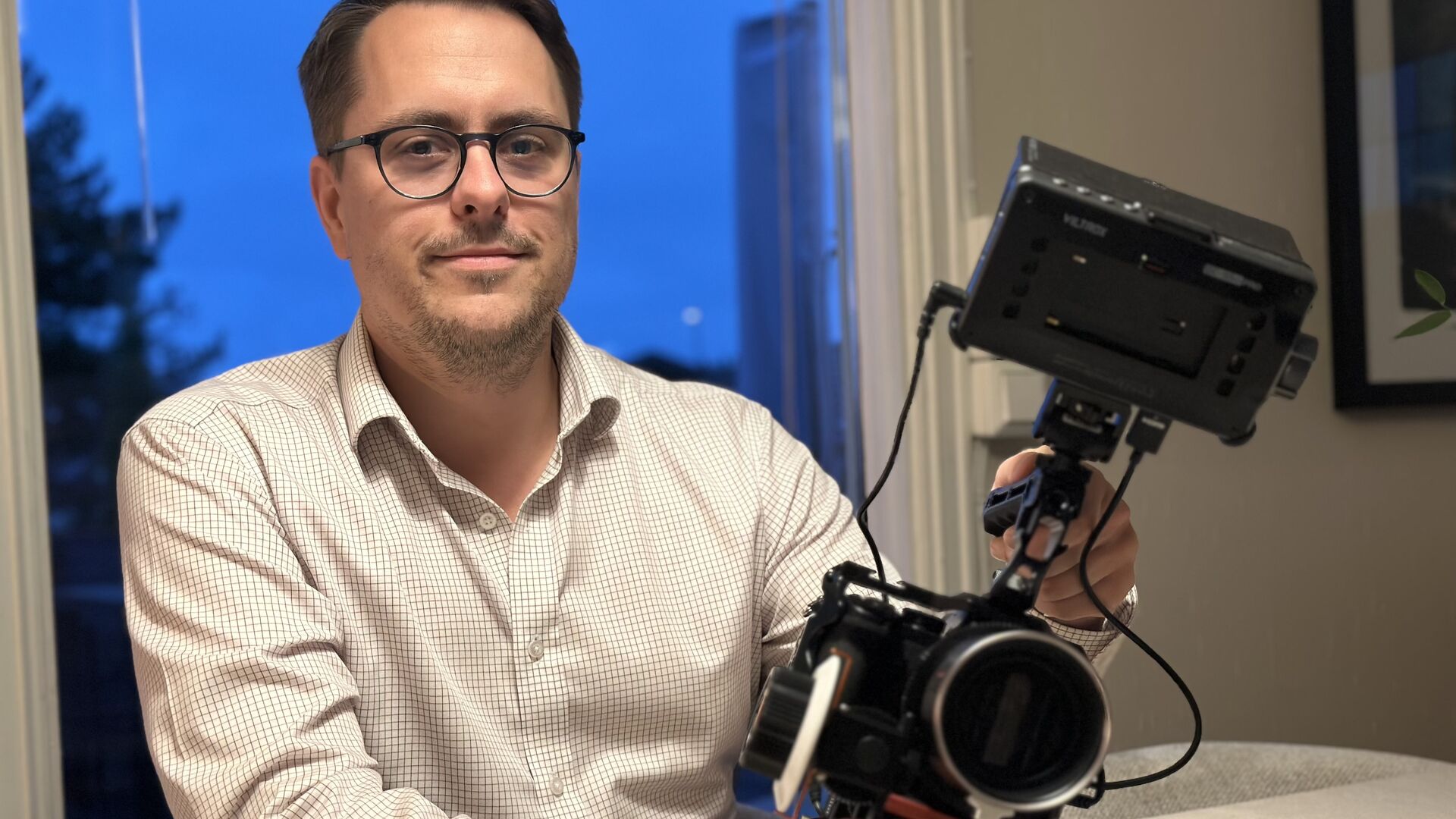 - Det blir gøy å gjenoppta arbeidet med «Signe-filmen», sier kortfilmprodusent Tomas Pollen Stavik. Snart har thrilleren hans, «Ruins ignite», premiere i Tønsberg. Foto: Leif Magne Flemmen