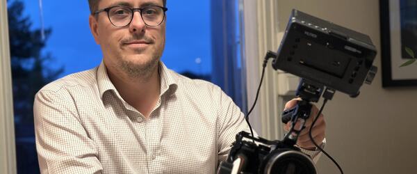 - Det blir gøy å gjenoppta arbeidet med «Signe-filmen», sier kortfilmprodusent Tomas Pollen Stavik. Snart har thrilleren hans, «Ruins ignite», premiere i Tønsberg. Foto: Leif Magne Flemmen