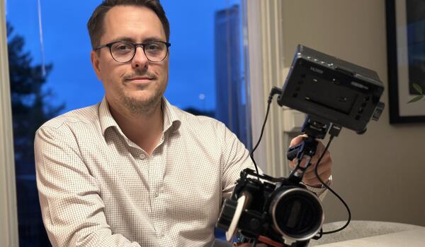 - Det blir gøy å gjenoppta arbeidet med «Signe-filmen», sier kortfilmprodusent Tomas Pollen Stavik. Snart har thrilleren hans, «Ruins ignite», premiere i Tønsberg. Foto: Leif Magne Flemmen