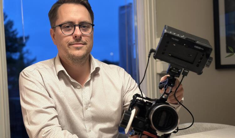 - Det blir gøy å gjenoppta arbeidet med «Signe-filmen», sier kortfilmprodusent Tomas Pollen Stavik. Snart har thrilleren hans, «Ruins ignite», premiere i Tønsberg. Foto: Leif Magne Flemmen