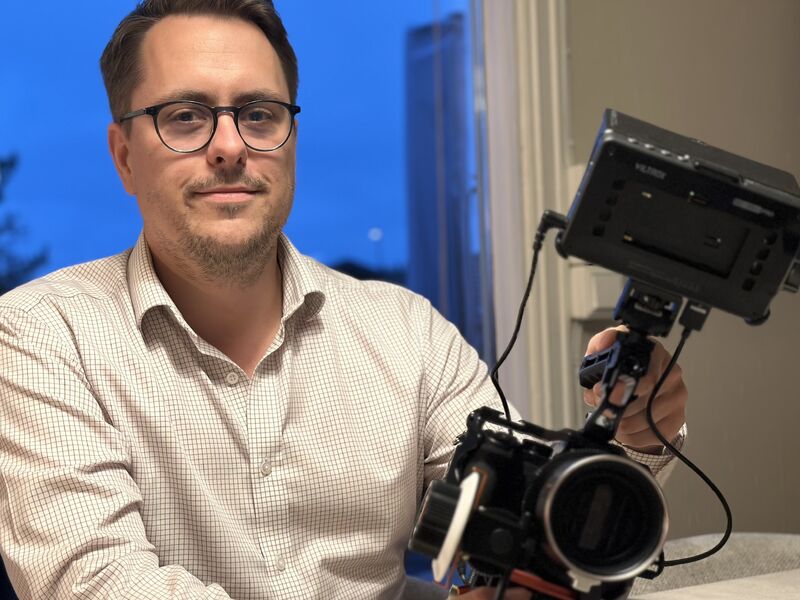 - Det blir gøy å gjenoppta arbeidet med «Signe-filmen», sier kortfilmprodusent Tomas Pollen Stavik. Snart har thrilleren hans, «Ruins ignite», premiere i Tønsberg. Foto: Leif Magne Flemmen