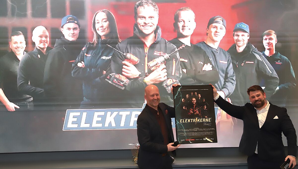 EL-PROFFENs markedssjef Sven Arild Bransdal mottar skryt og plakat fra den nye sesongen av Heim TVs Henrik Lund.
