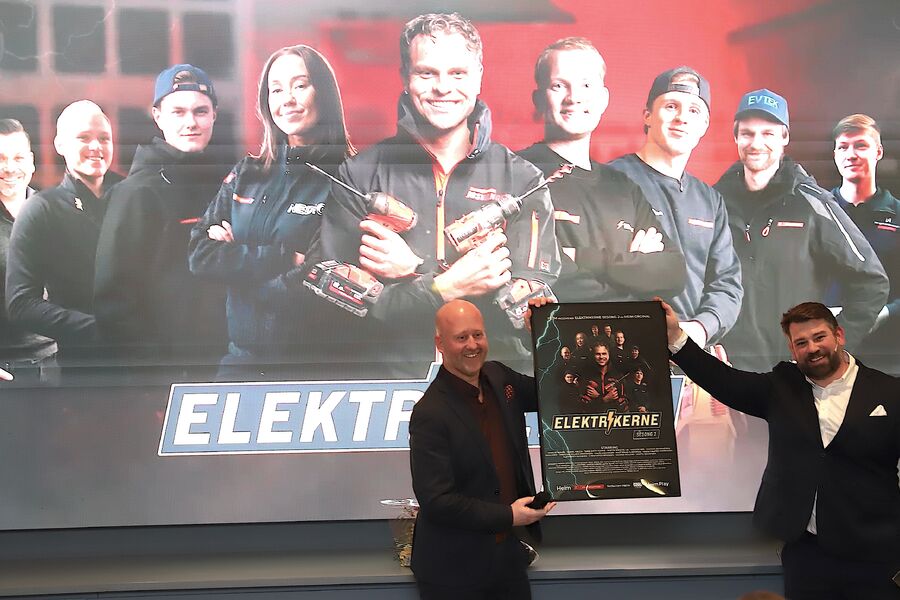  EL-PROFFENs markedssjef Sven Arild Bransdal mottar skryt og plakat fra den nye sesongen av Heim TVs Henrik Lund. 