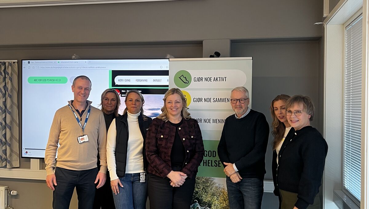 Fredag fikk det Trondheim-baserte elektroselskapet Vintervoll besøk av arbeids- og inkluderingsminister Kjersti Stenseng. Her er hun og Steinar Krokstad, NTNU i midten, flankert av blant annet Vintervolls daglige leder Stian Østerlie (til venstre) og Maja Johanne Guin, HR-, HMS- og kvalitetsansvarlig i Vintervoll (nummer tre fra venstre). Foto: Vintervoll