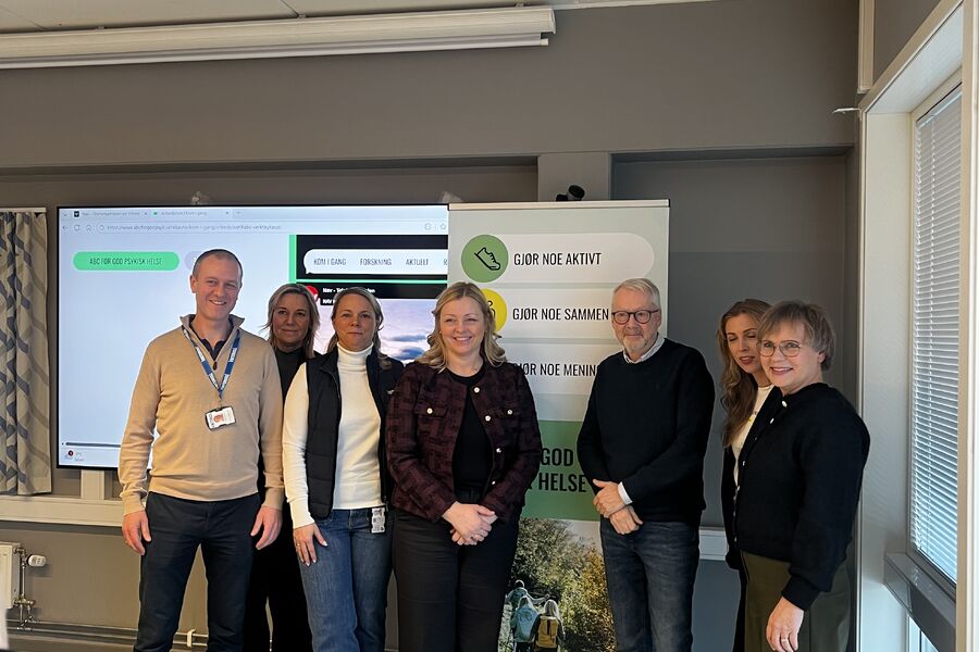 Fredag fikk det Trondheim-baserte elektroselskapet Vintervoll besøk av arbeids- og inkluderingsminister Kjersti Stenseng. Her er hun og Steinar Krokstad, NTNU i midten, flankert av blant annet Vintervolls daglige leder Stian Østerlie (til venstre) og Maja Johanne Guin, HR-, HMS- og kvalitetsansvarlig i Vintervoll (nummer tre fra venstre). Foto: Vintervoll