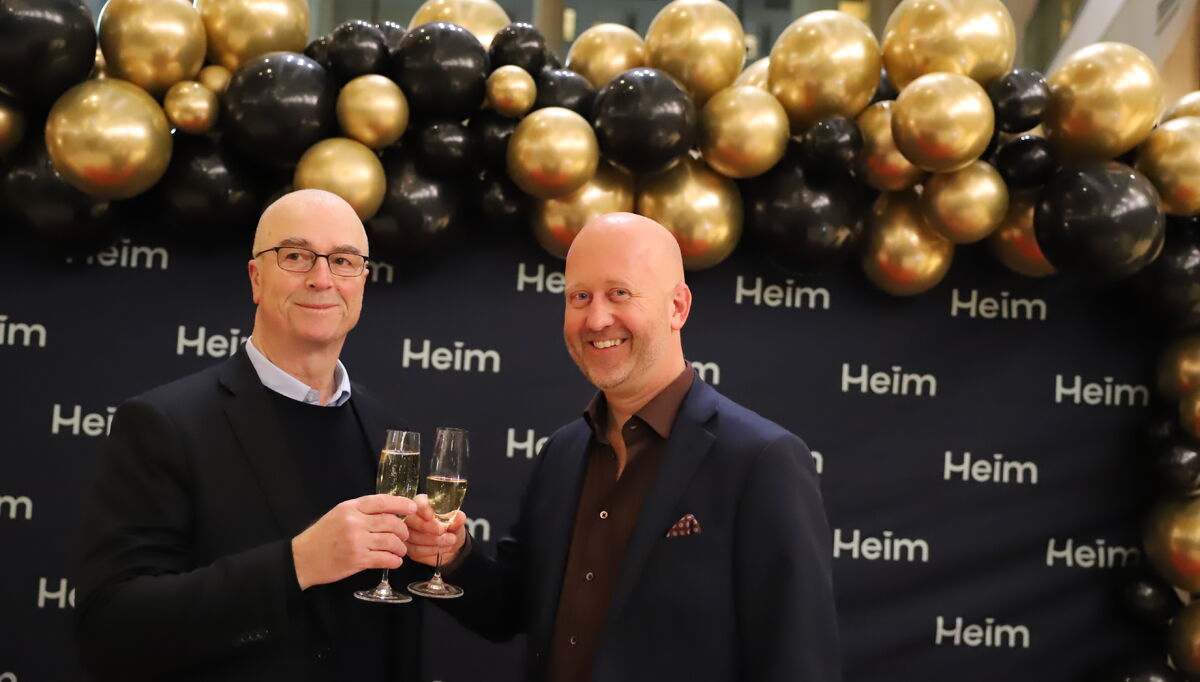 EL-PROFFENS konsernsjef Stein V. Fossner (t.v.) skåler med sin markedssjef Sven Arild Bransdal for en ny sesong av Elektrikerne.