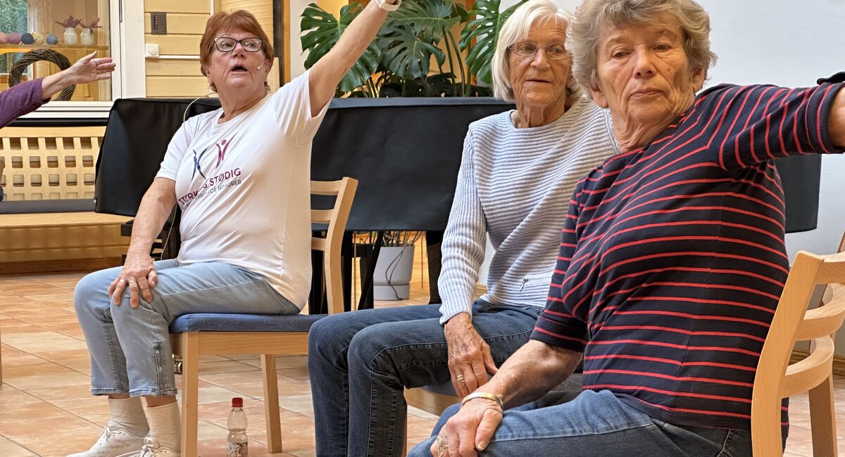 Klokka 1000: Eldbjørg instruerer på «Sterk og Stødig» - her sammen med to  faste deltakere: Liv Fredheim (i midten) og Berit Hunstuen.