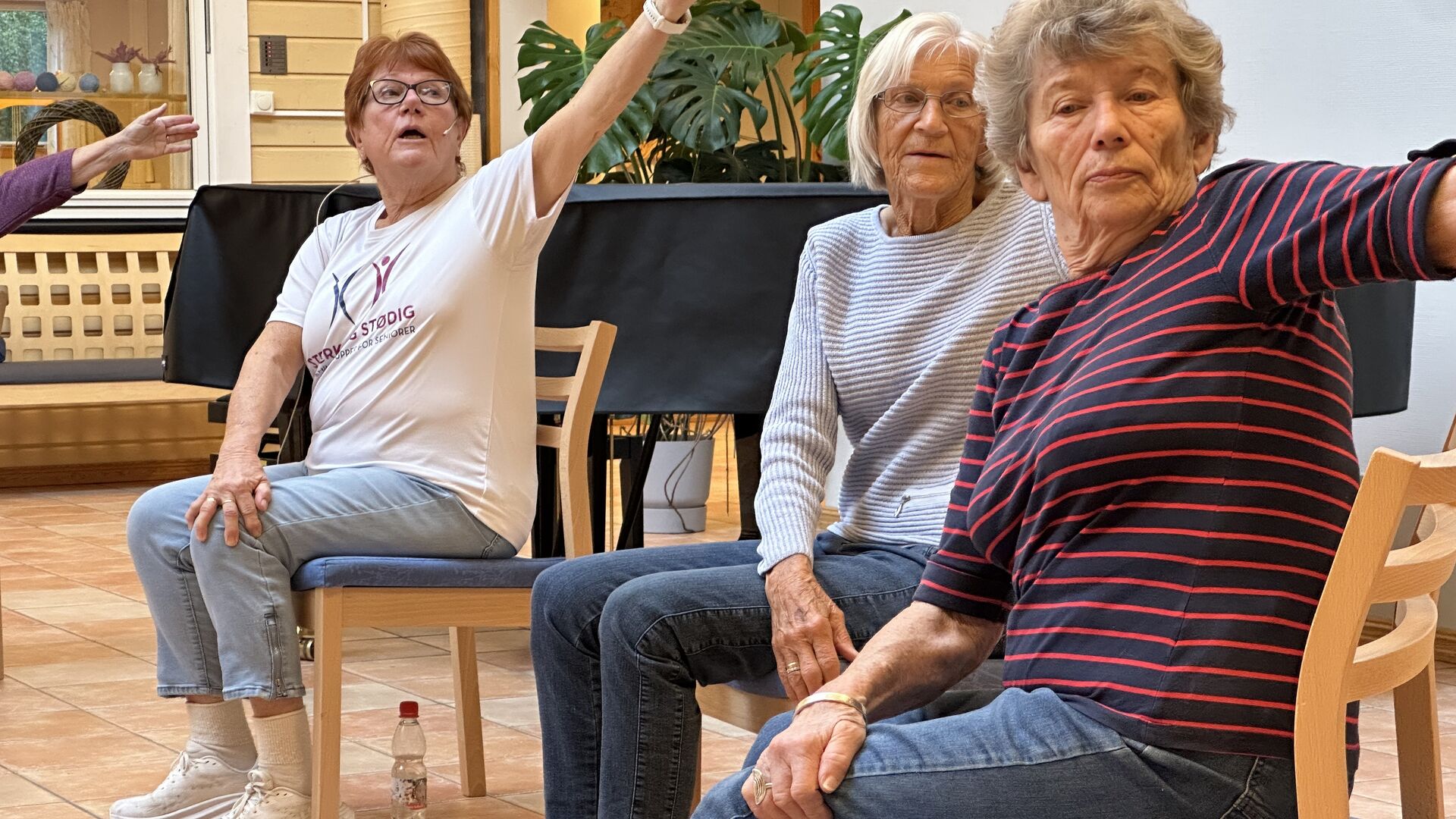 Klokka 1000: Eldbjørg instruerer på «Sterk og Stødig» - her sammen med to  faste deltakere: Liv Fredheim (i midten) og Berit Hunstuen.